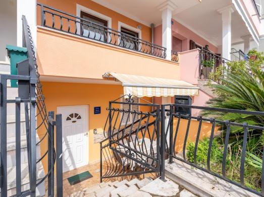 Lola 2 Apartman *